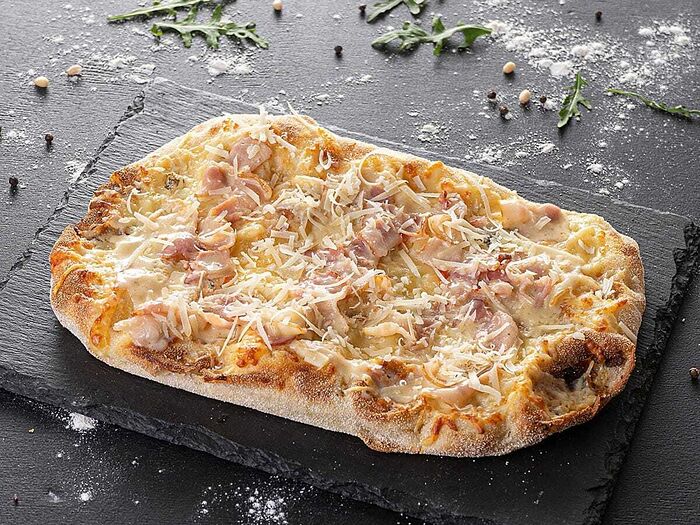 Римская пицца Карбонара с беконом