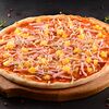 Фото к позиции меню Пицца Гавайская с ветчиной и ананасами тонкое тесто