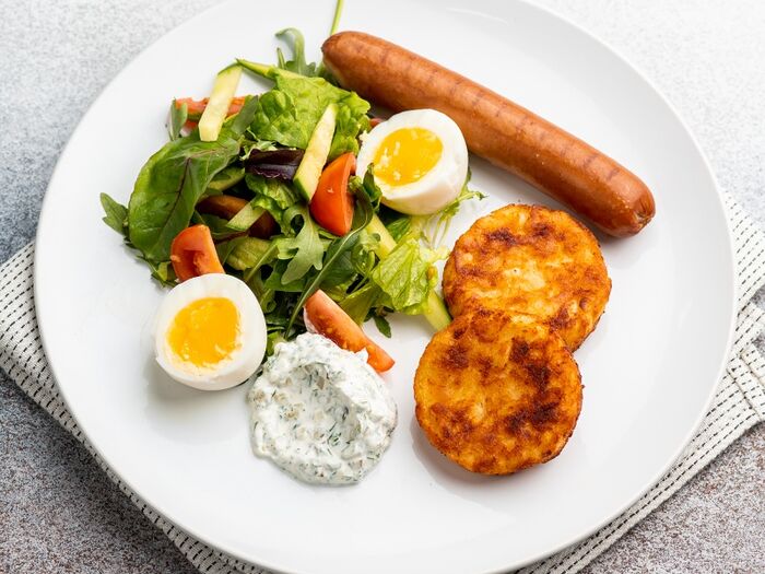 Драники с сосиской, яйцом и микс-салатом