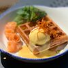 Фото к позиции меню Картофельная вафля с яйцом пашот, семгой посола лайм и соусом голландез