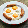 Фото к позиции меню Яичница из трех яиц с колбасками