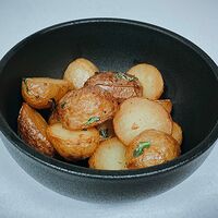 Мини-картофель с розмарином и чесноком