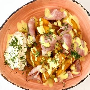 Картофельные дольки с беконом и сырным соусом