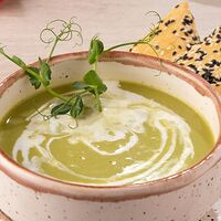 Нежный крем-суп из зелёного горошка с кунжутными крекерами