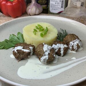 Meatballs (говядина, лук, сливки) с картофельным пюре под соусом блю чиз