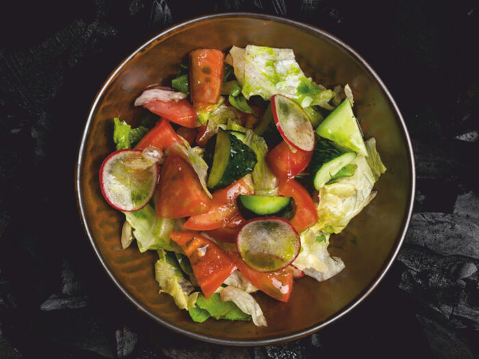 Салат из сезонных овощей с маслом кинзы