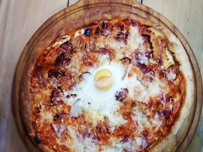 Пицца с беконом и яйцом