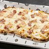 Фото к позиции меню Пицца карбонара с беконом и сыром пармезан