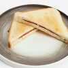 Фото к позиции меню Сэндвич с семгой и творожным сыром