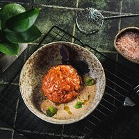 Тартар из семги с кунжутным соусом