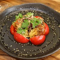 Азиатский салат с угрем, томатами и баклажанами