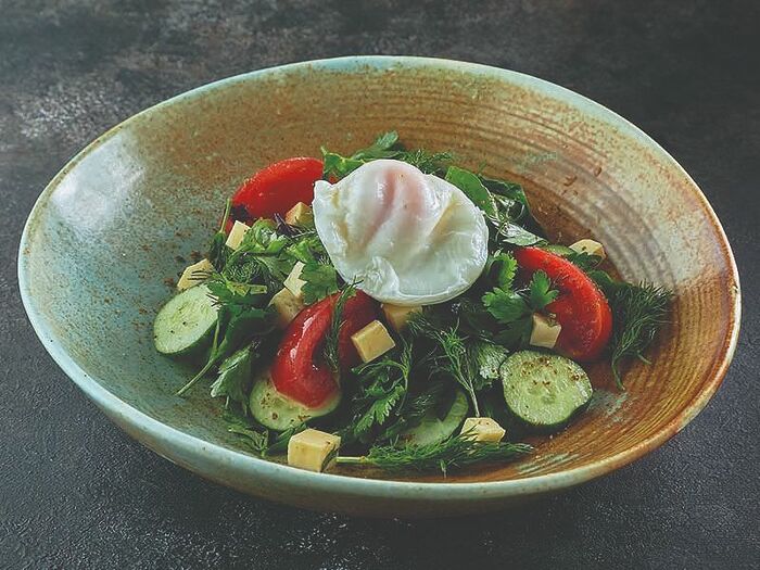 Овощной салат с душистой зеленью и яйцом пашот