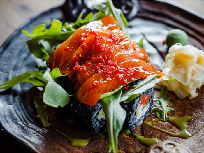 Чёрный ролл-сашими с лососем