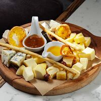 Сырная тарелка из выдержанных сыров