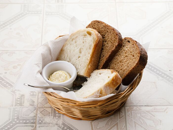 Хлебная корзина с маслом