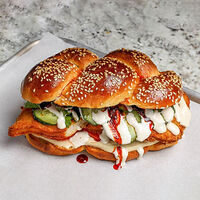 Израильский сэндвич Хала со шницелем