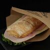 Фото к позиции меню Сэндвич с ветчиной и сыром на булочке Панини
