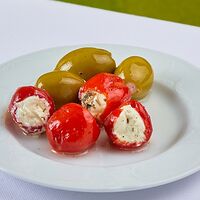 Красные мини-перцы и оливки, фаршированные сыром