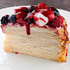 Фото к позиции меню Блинный торт с ягодами и маршмеллоу (порция)