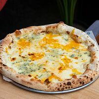 Пицца сыр горгонзола-чеддер-пармезан