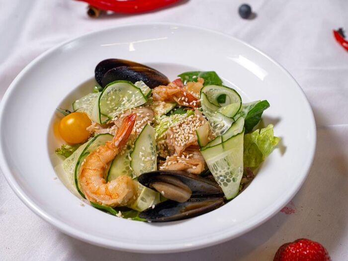 Салат с морепродуктами и ореховым соусом