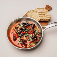 Сковорода мидий с томатным соусом и базиликом