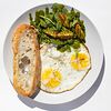 Фото к позиции меню Яйца с микс-салатом, черри и чиабаттой гриль