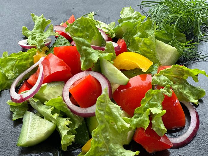 Салат из свежих овощей с чесночным соусом