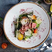 Салат с тунцом Yellowfin, свежими овощами и соком лайма