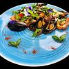 Фото к позиции меню Теплый салат с морепродуктами и грушей в сливочно-грушевой заправке