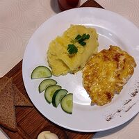 Рыба, запеченная с сыром и пюре