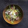 Фото к позиции меню Таежный салат с папоротником, шашлыком и яйцом пашот