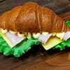 Фото к позиции меню Сэндвич-круассан ветчина и сыр