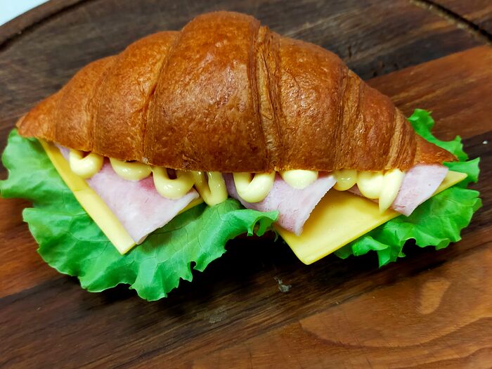 Сэндвич-круассан ветчина и сыр
