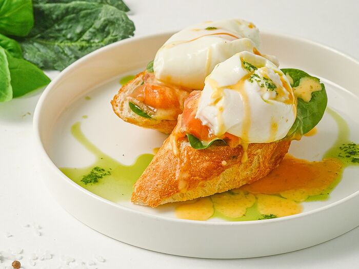 Яйцо пашот на хрустящем тосте с лососем и крем-чиз