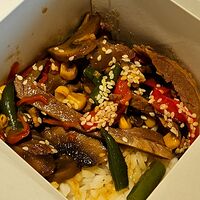 Пряная Говядина с Овощами и Рисом Wok