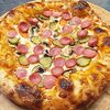 Фото к позиции меню Мини-пицца с грибами, сосиской и солёным огурцом