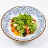 Фото к позиции меню Фермерский овощной салат с брынзой, маслинами, оливками и зеленым салатом