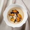 Фото к позиции меню Крем суп из корня сельдерея с вешенками и чипсами из топинамбура