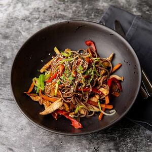 Wok лапша с говядиной