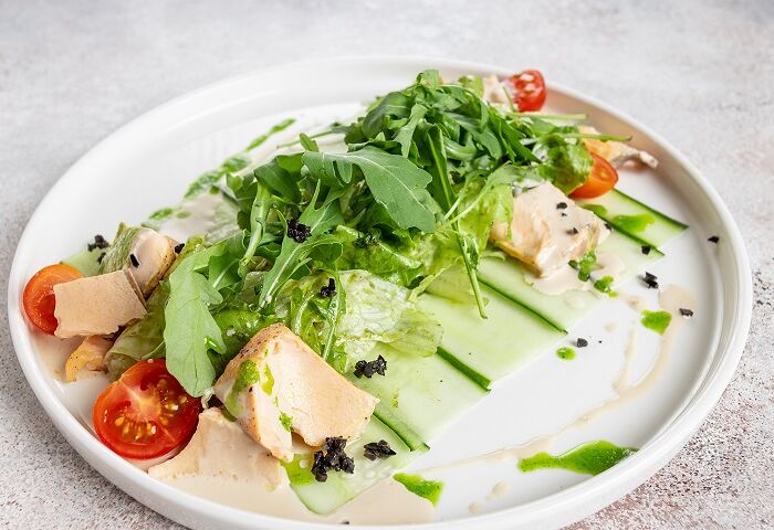 Зеленый салат на карпаччо из огурцов с копчёным лососем