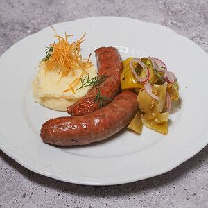 Колбаски говяжьи с картофельным пюре и салатом из солений