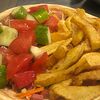 Фото к позиции меню Пица с колбасой с летним салатом и картошкой фри