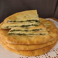 Пирог осетинский с зеленым луком, яйцом и сыром