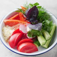 Сезонные овощи и зелень с цитрусовой солью