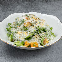 Листья салата с соусом цезарь, крутонами и пармезаном