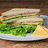 Фото к позиции меню Сэндвич хрустящий с салями