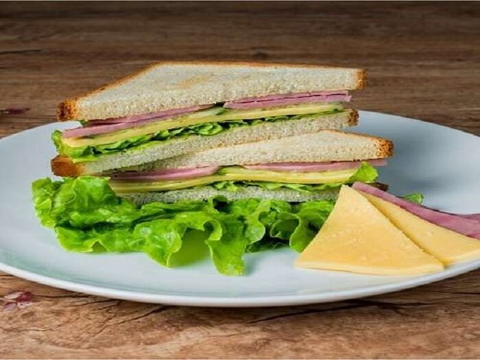 Сэндвич хрустящий с салями