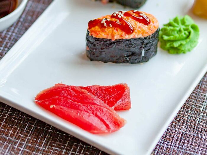 Суши, запечённые под сырным соусом с тунцом