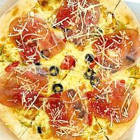 Пицца с сыровяленым окороком и сливочным соусом Песто M